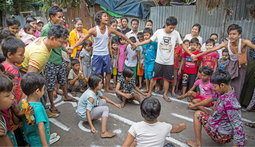 မြန်မာကလေးငယ်များ ကြက်ဖခွပ်တမ်း ကစားနေစဉ်